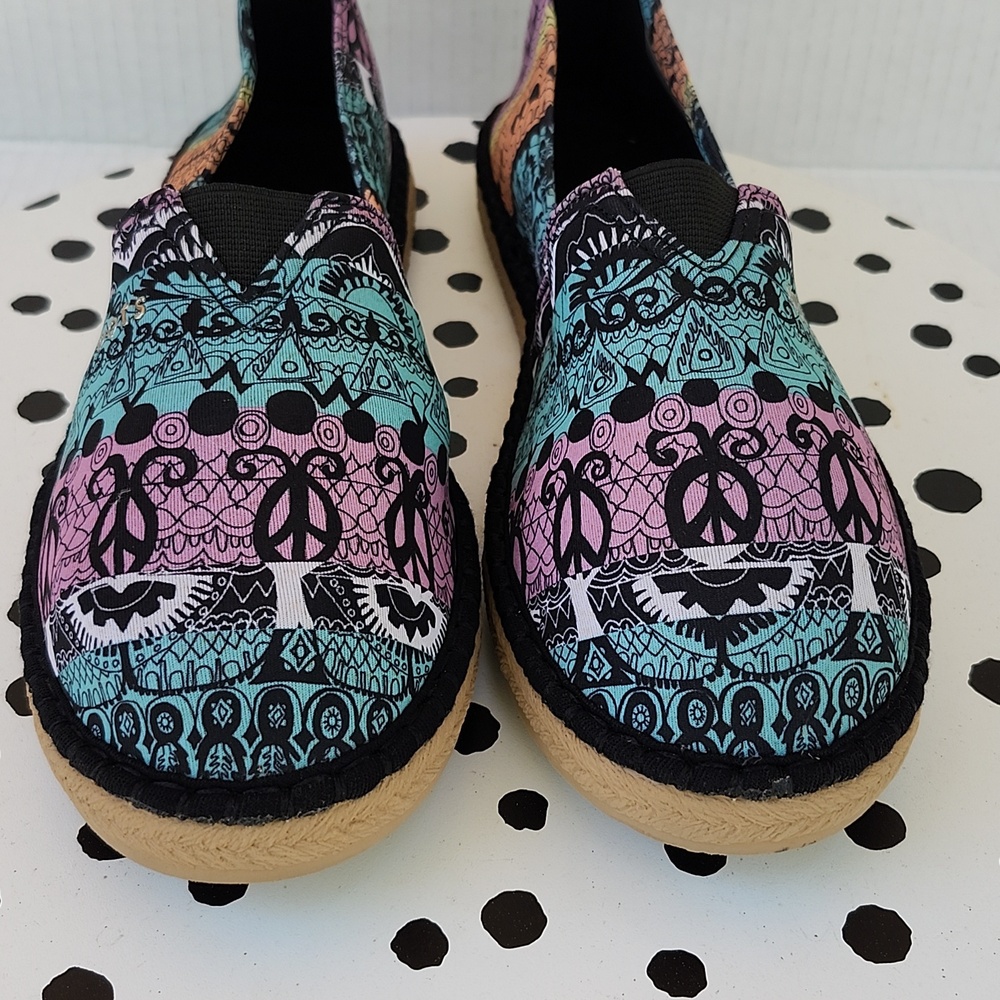 NWOT SAKROOTS LIGHTWEIGHT PATTERNED FLATS - Picture 3 of 11